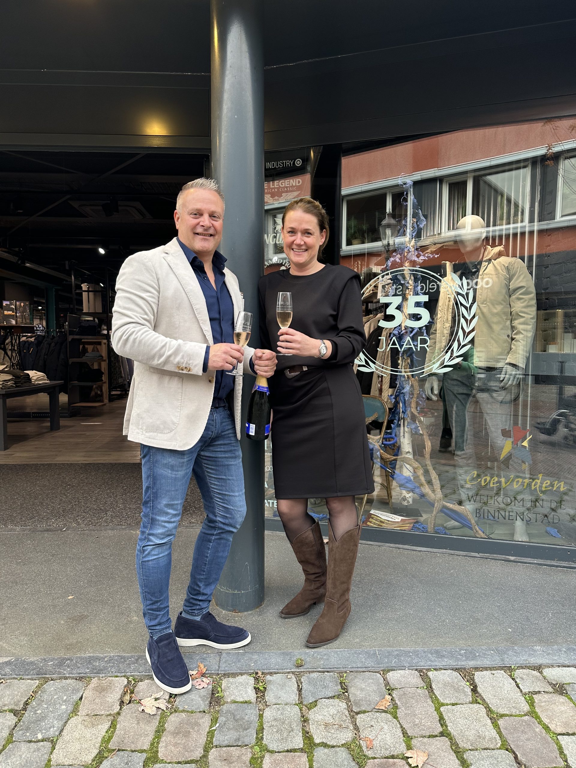 16) Bij Dimmendaal Mannenmode wordt geproost op het 35-jarige jubileum