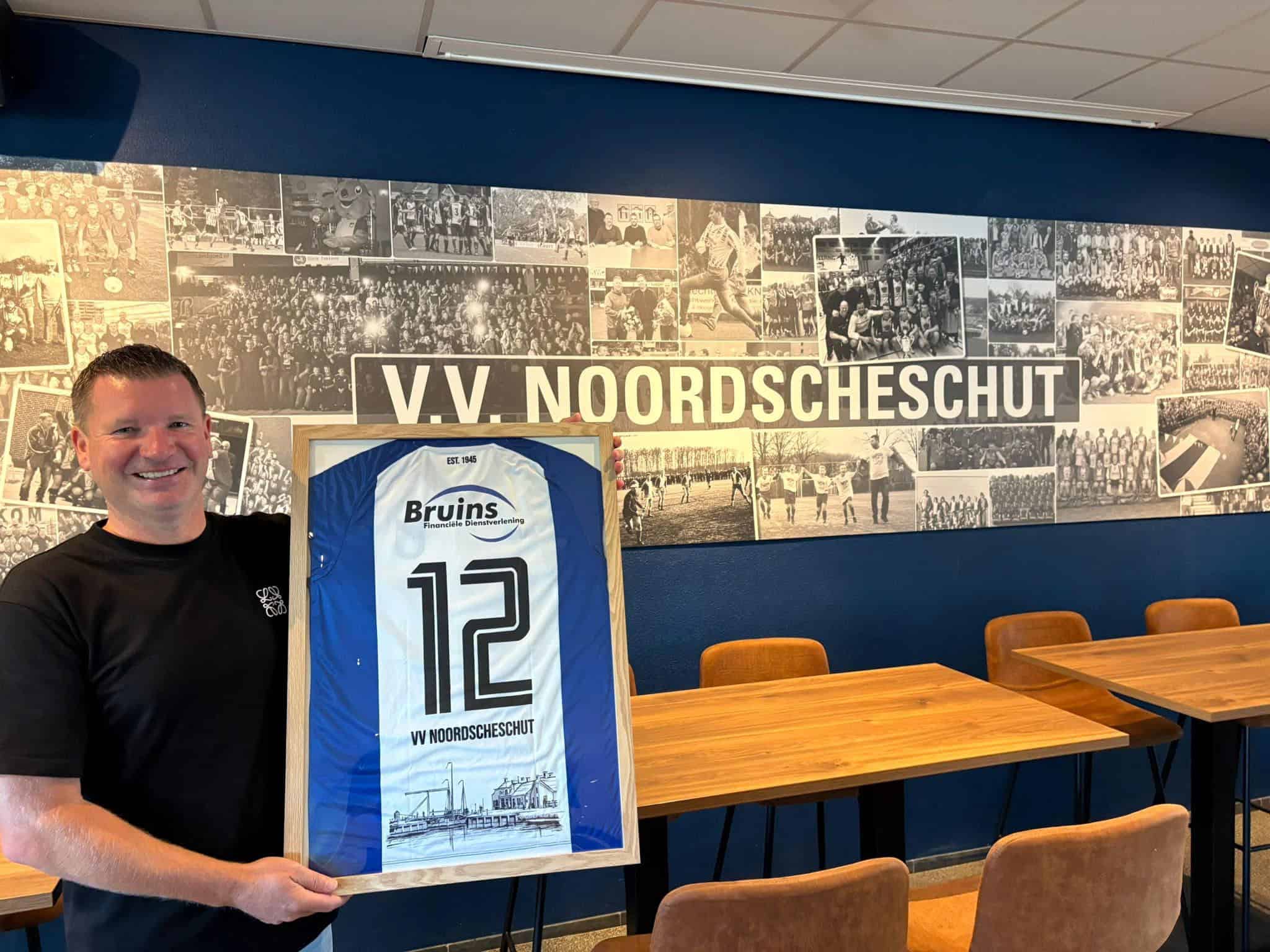 20) Reiny Bruins met het shirt van VV Noordscheschut waarvan zijn bedrijf mede-hoofdsponsor is