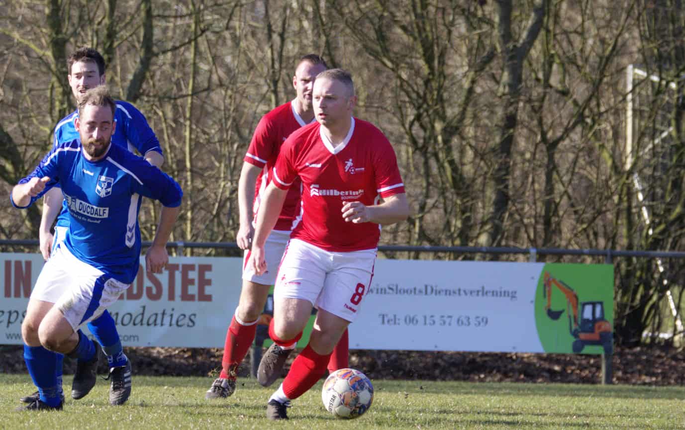 5) Dennis Tump voor Nieuw-Balinge in actie tegen SC Espel